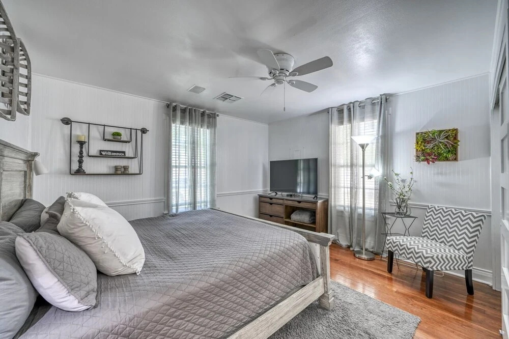 New! Charming Cottage Near Main w/ Patio&firepit!!