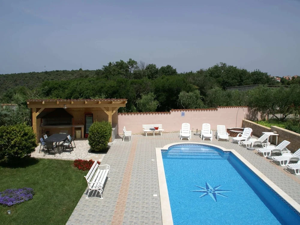 Charming Apartment in Banjole Near Sea