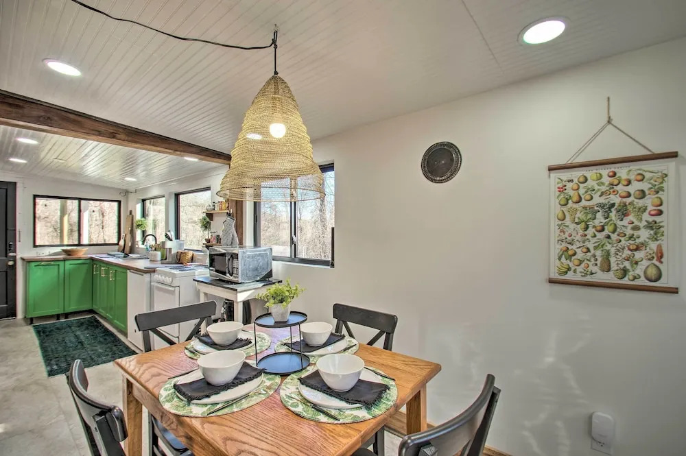 Stoney Creek Cottage: Waterfront Hot Tub, Fire Pit