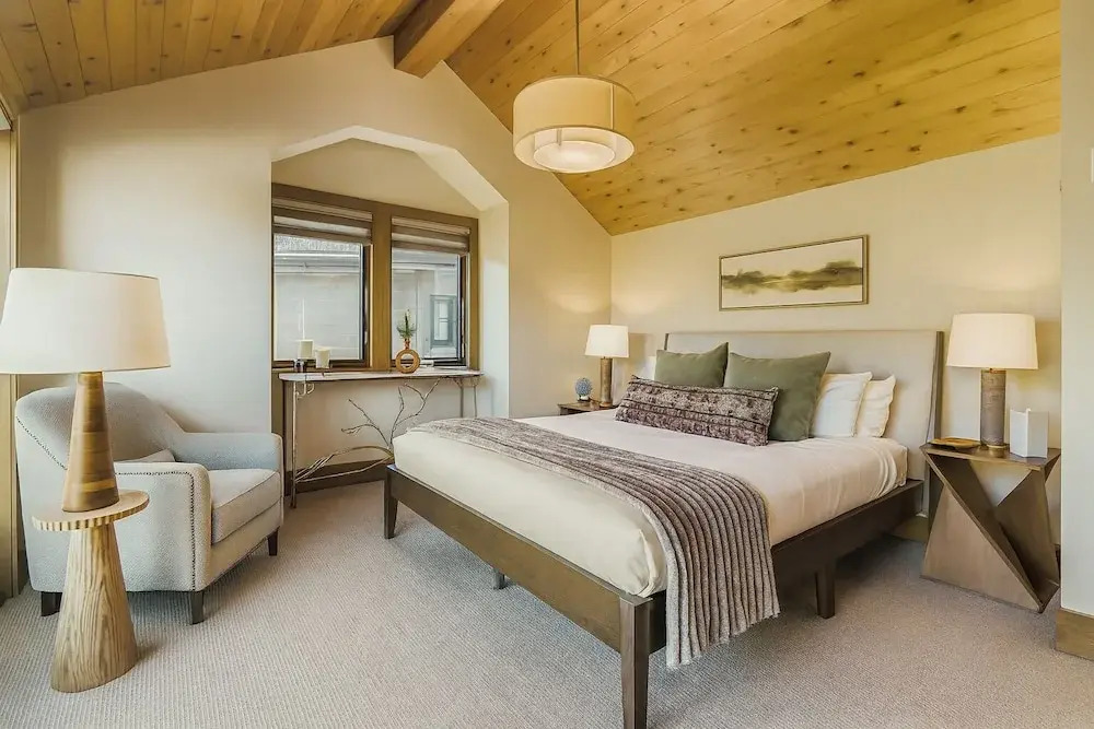 King Road Luxury Lodge, Private Hottub, Game Room, Media Room 45 4 Bedroom Home
