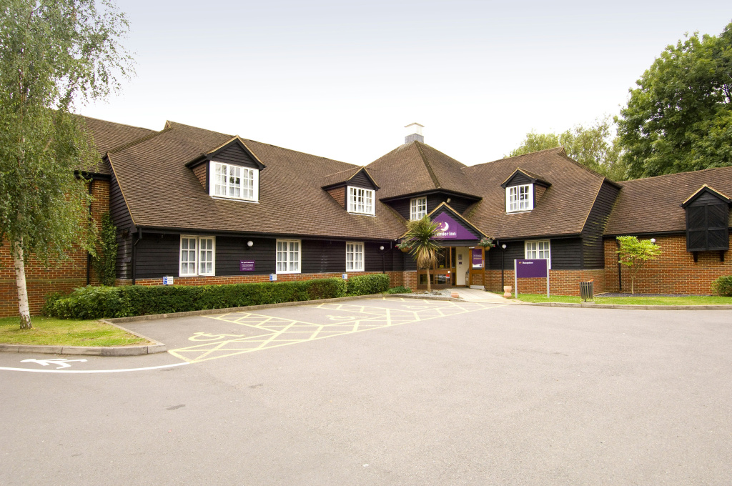 Premier Inn Woking West (A324)