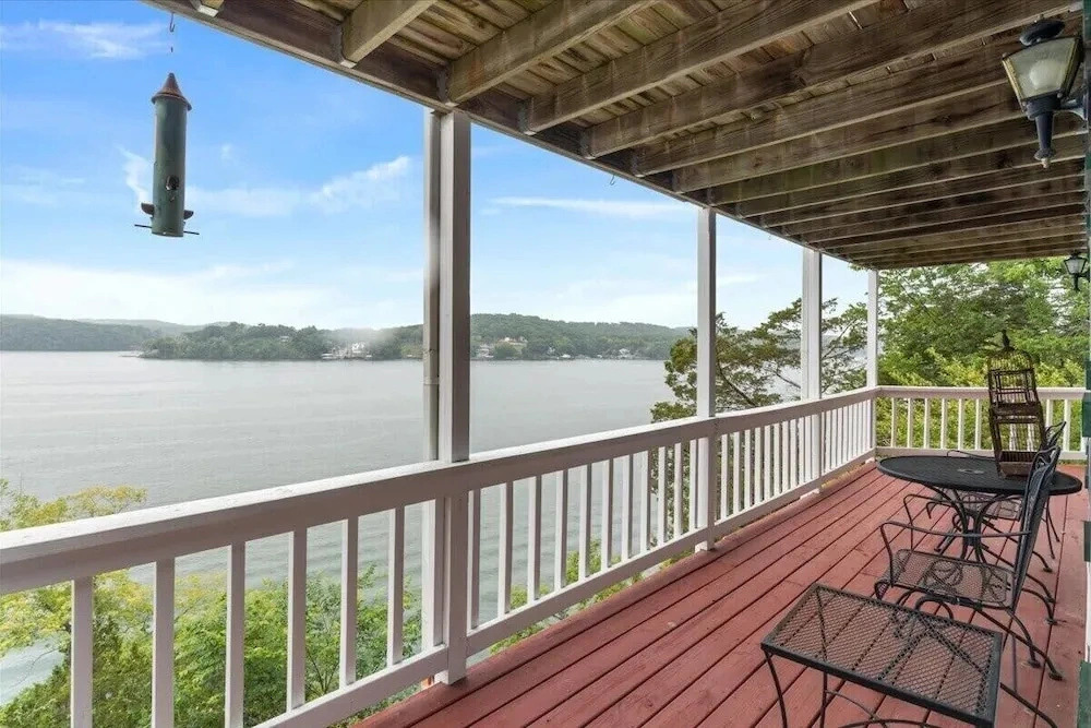 Lakeview Manor With Historic Charm and Serene Waters