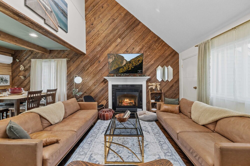 Dog Friendly Cabin w Hot Tub Sauna Fire Pit