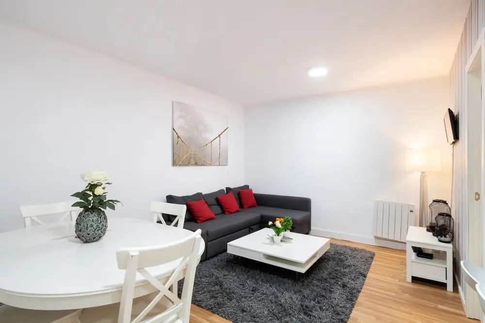 Design 2 Bedroom Flat Next to Pubilla Cases Metro