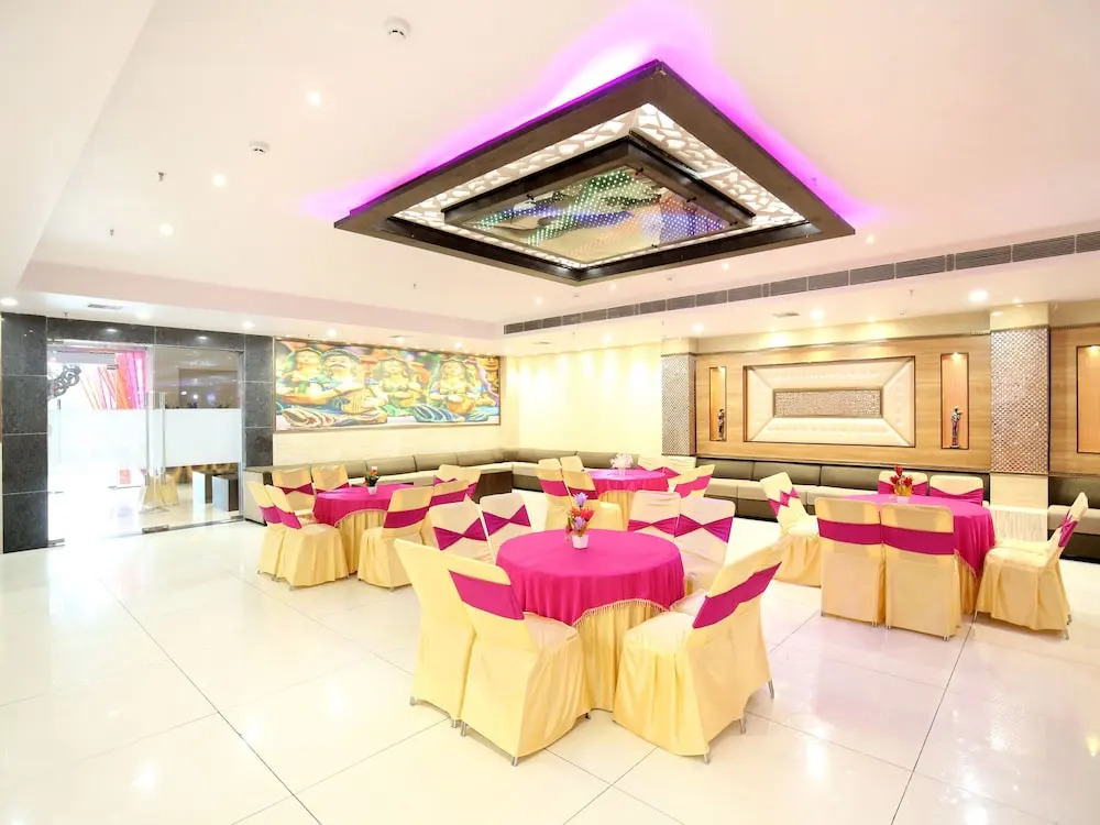 OYO 16827 Hotel Grand M Lajjo