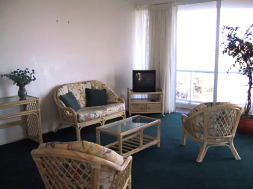 2 BD spacious apartment in Parkyn Parade with water views