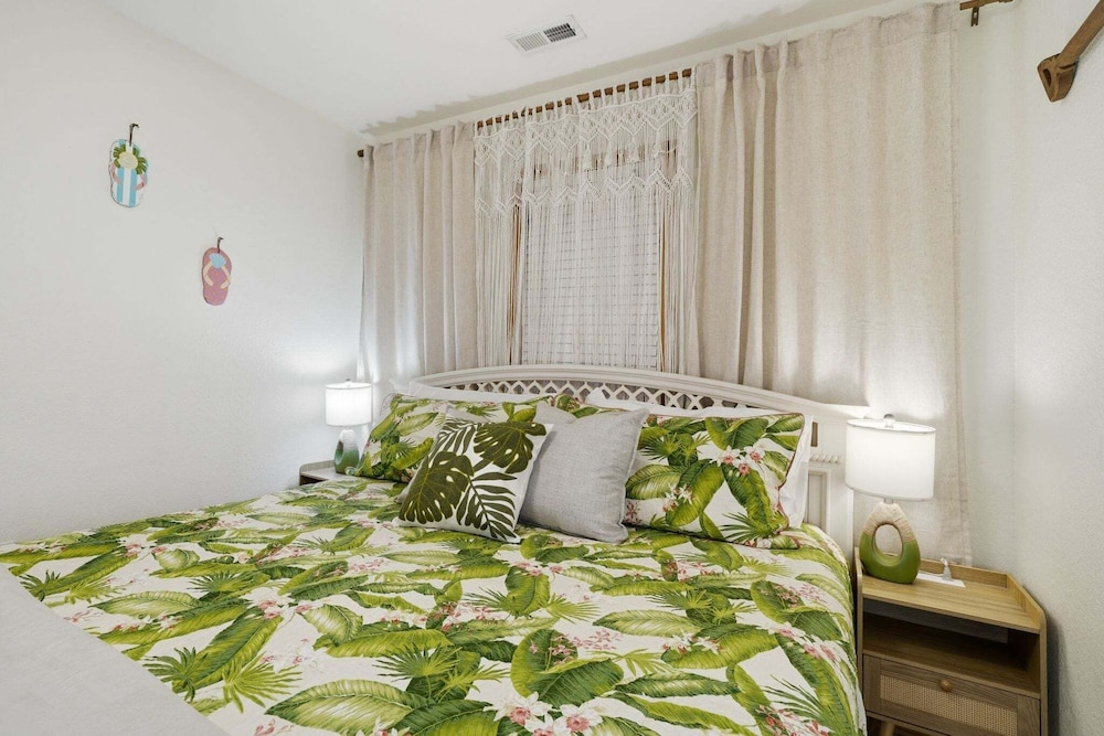 Golf & Surf 7BR: Private Pool, 5 Min to Beach