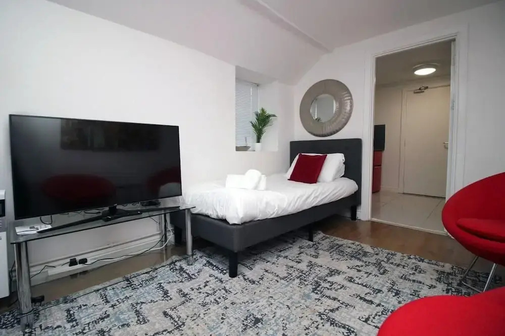 5 Bed House - Sleeps 16 - Parking - Wifi