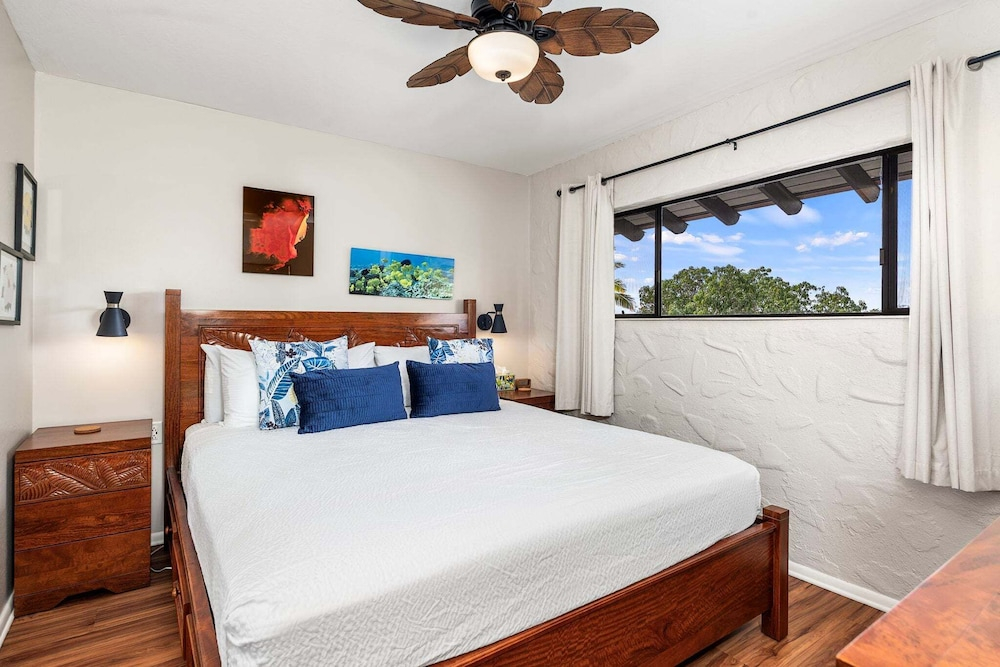 Kona Condo Near Downtown Partial Ocean View Central A/C Sleeps 4 - Vrkcv