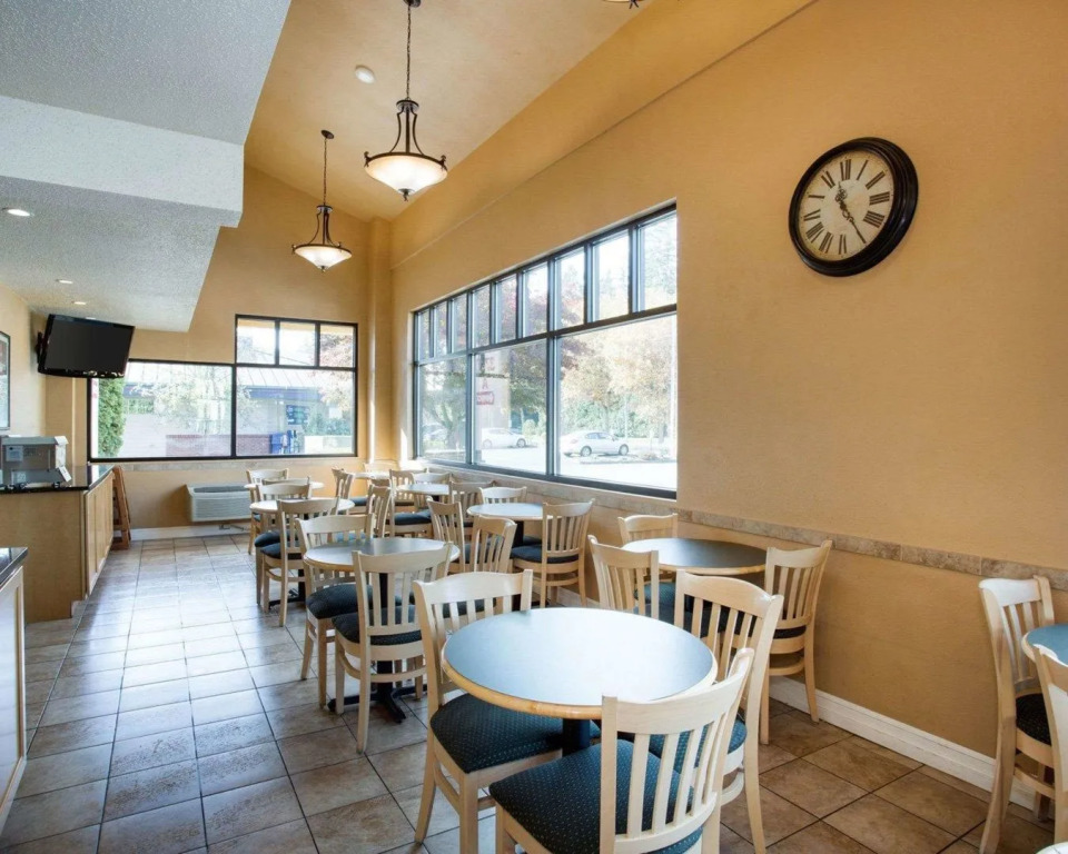 MorningGlory Inn & Suites