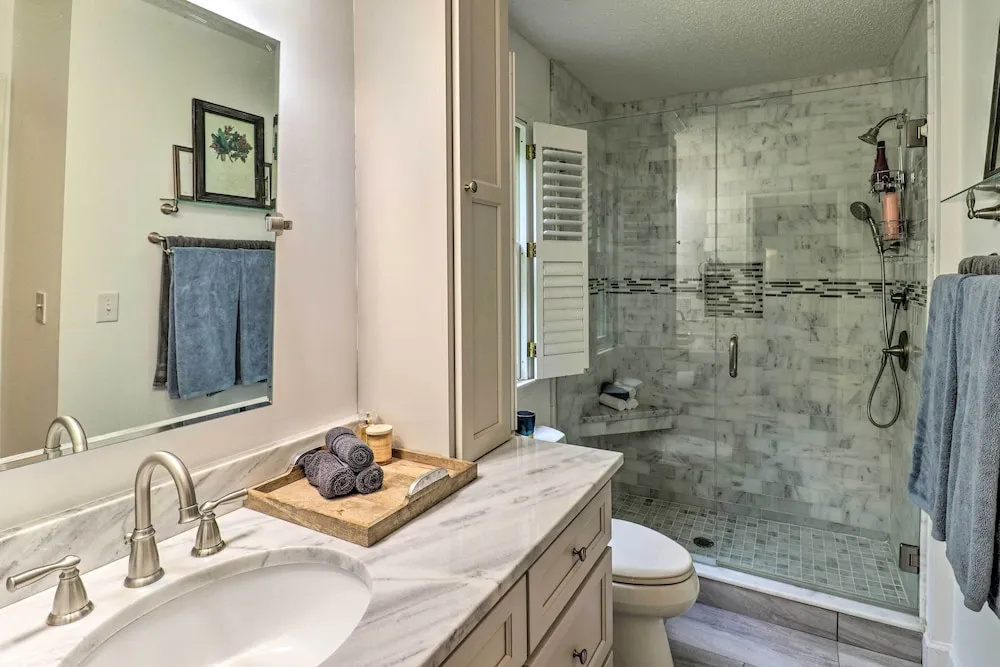 Highlands Cottage w/ Sunroom ~ 1 Mile to Downtown!