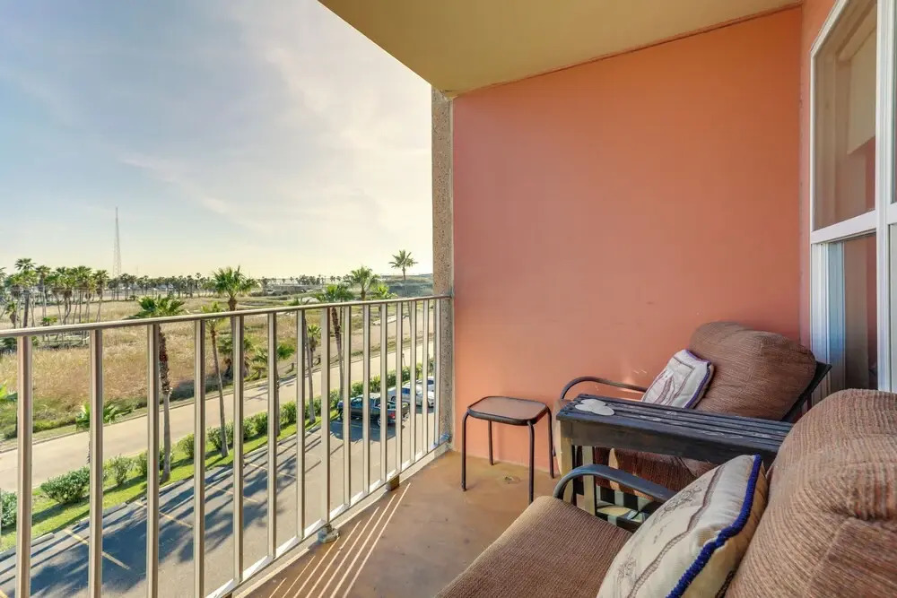 South Padre Island Condo - Walk to Beaches!