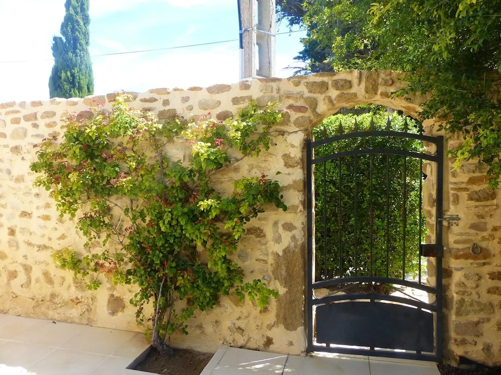 Villa With 5 Bedrooms in Uchaux, With Wonderful Mountain View, Private