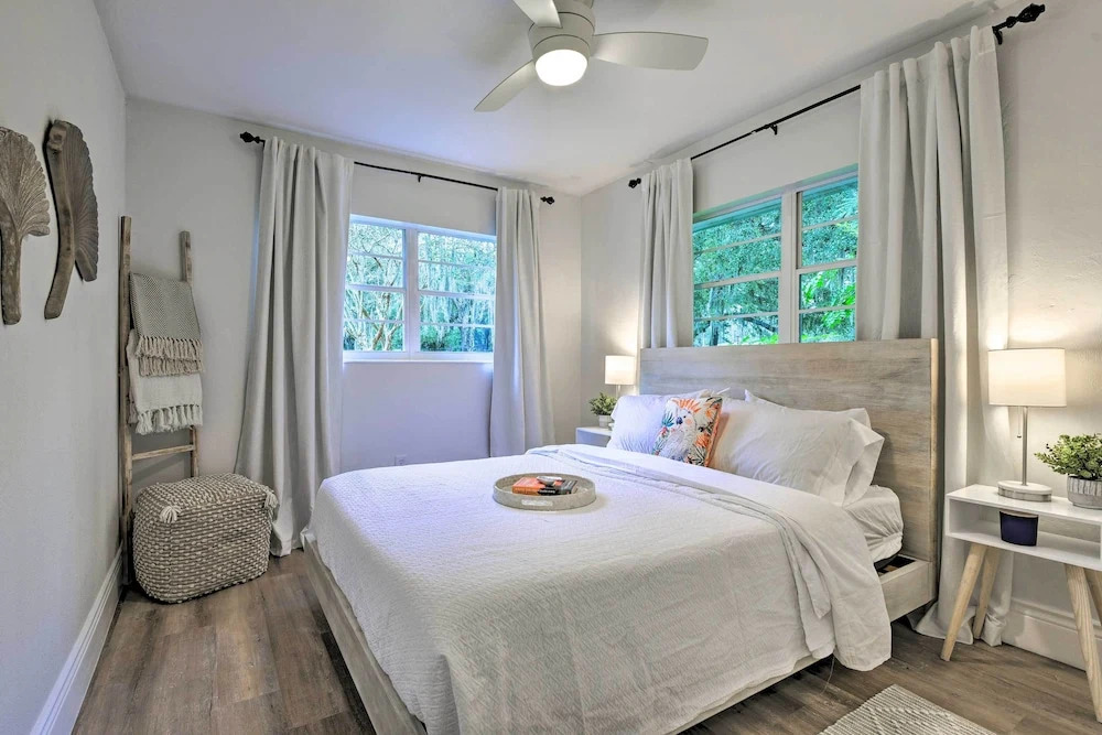 Walk to Restaurants: Sarasota Home w/ Lanai!