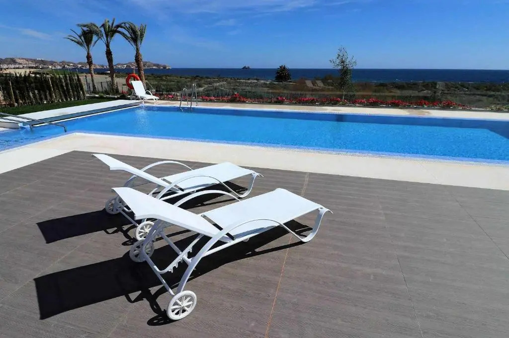 Los Veleros apartamento frente al mar con azotea y piscina compartida
