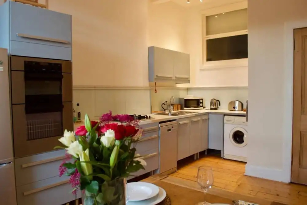 2 Bedroom Bright City Centre Flat Sleeps 4