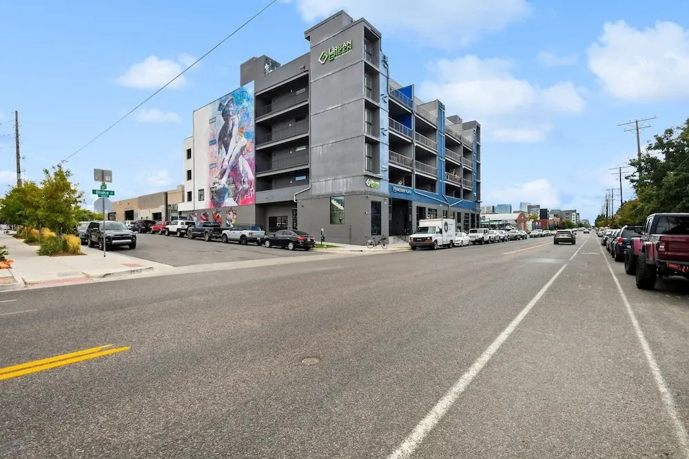 3198: Graffiti & Skyline at Rino Art Lofts