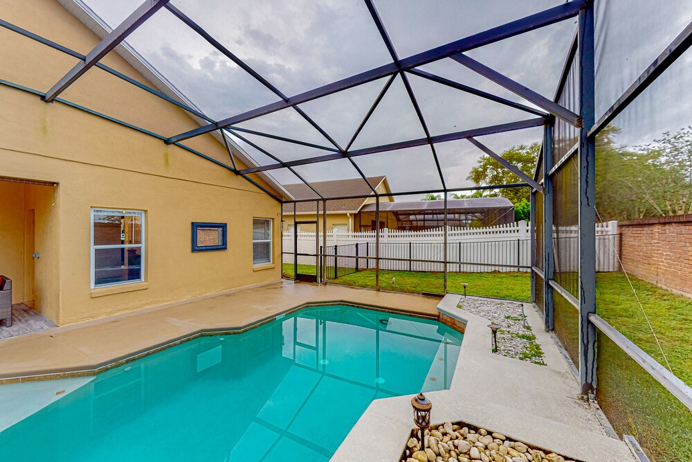 Sunlit Serenity Oasis House in Kissimmee With Private Pool, Pool Table, Tennis