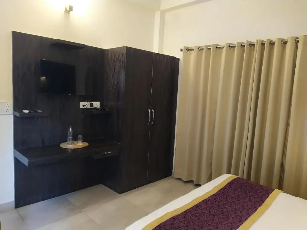 Hotel Holiday Highlights by Howard