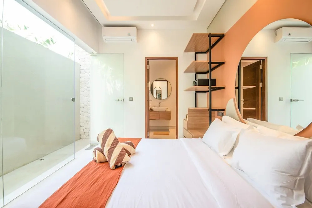 Opulent 6 BR in Canggu, 300m to Café Del mar