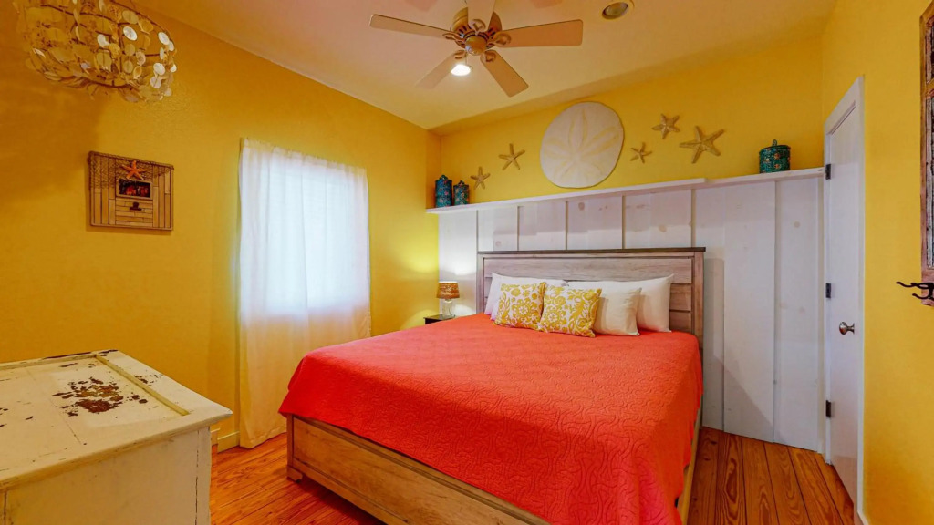 TP5 5BR Townhome, Shared Pool, In Town, Near Beach