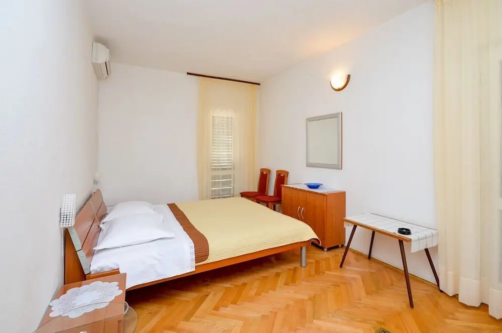 Apartment and Rooms Biserka