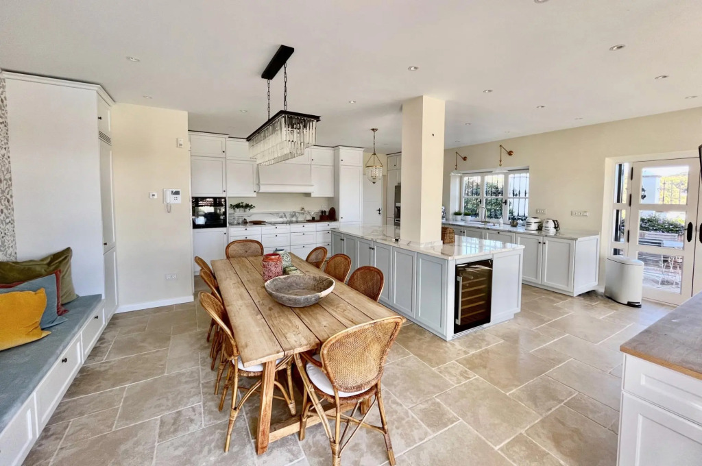 18024 - Superb Villa Near Beach With Heated Pool
