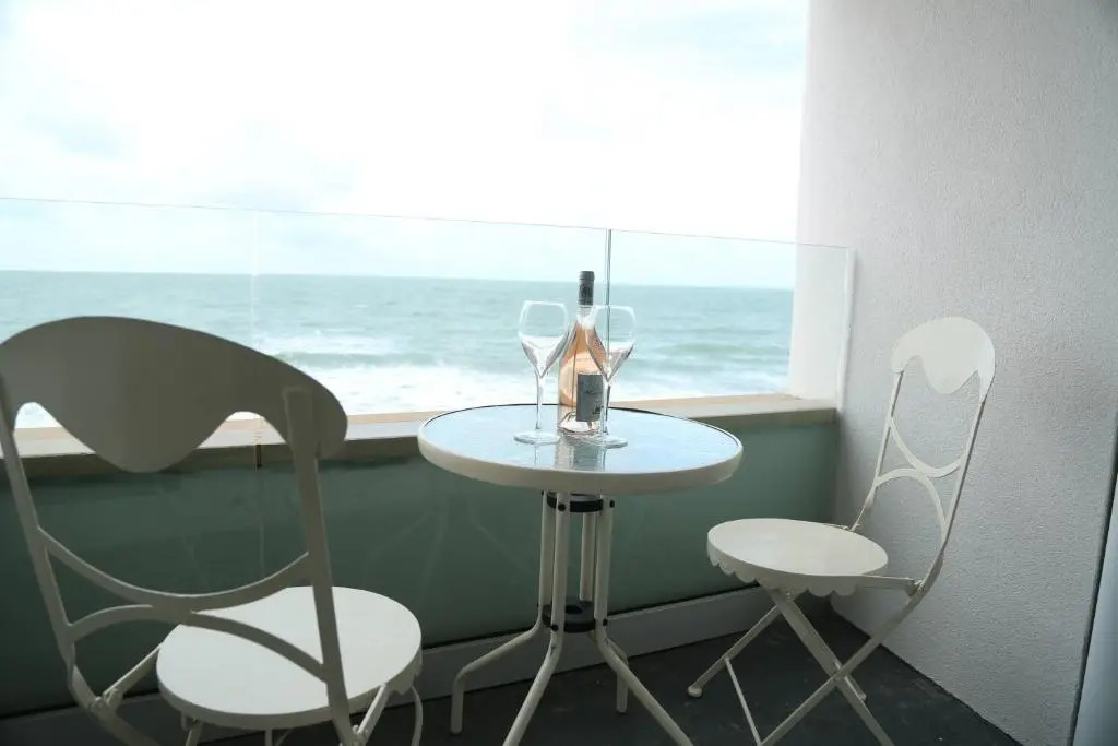 Tides - Beach Front Apartment in Bracklesham Bay