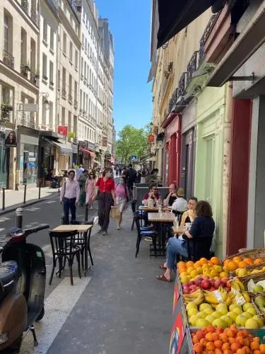 Victoires Near Louvre Apartment