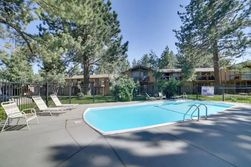 Mammoth Lakes Vacation Rental: 1 Mi to Ski Area!