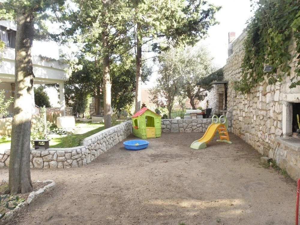 Ivo - With Nice Garden - A2