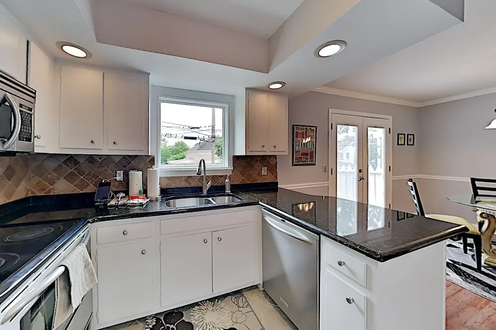 Stylish W/ Patio, Walk To Vanderbilt 2 Bedroom Condo