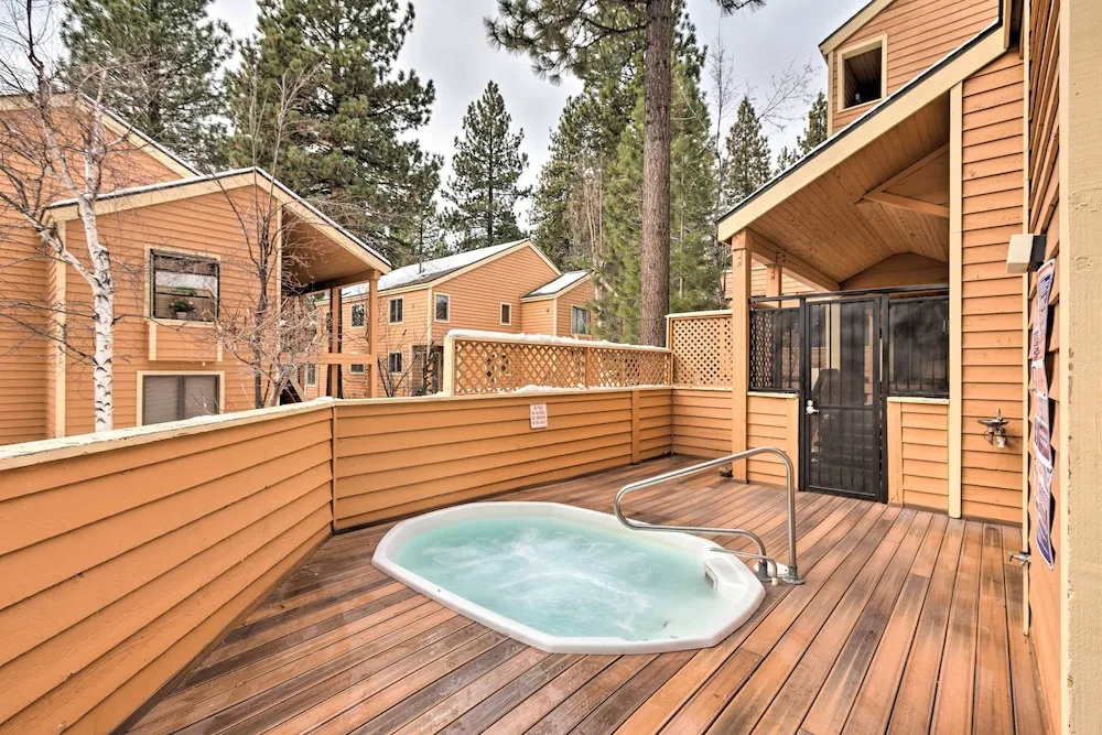 Lake Tahoe Corner Condo w/ Hot Tub, Beaches Nearby