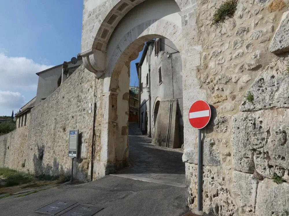 SCAPPO IN UMBRIA, Porta Leone