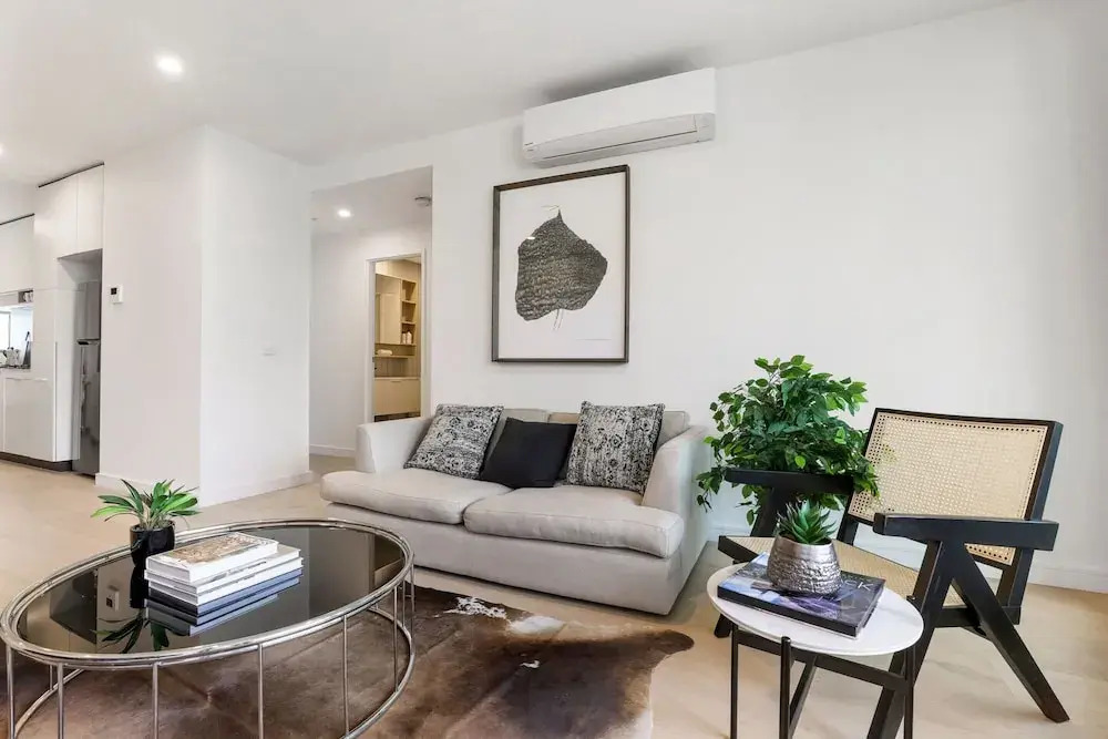 Modern 2-bed Ivanhoe Unit With Parking