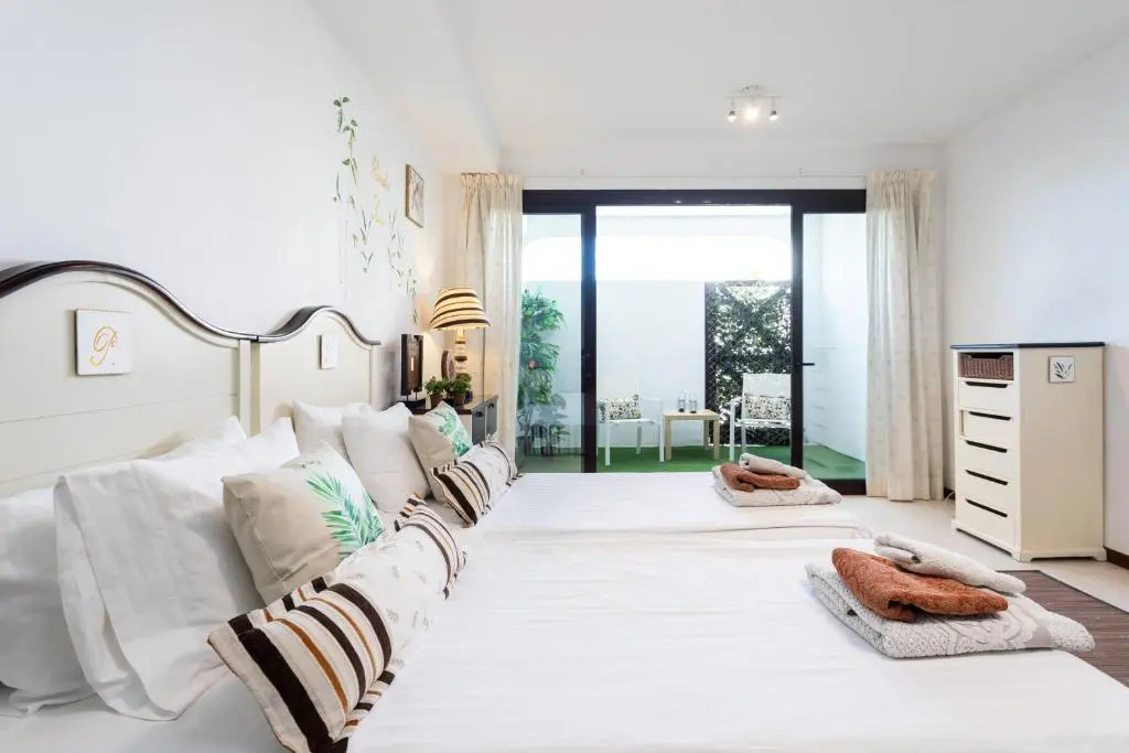 Paradise suites by ANNE, Costa deje