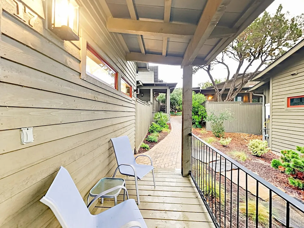 Chic Lake Travis W/pool, Lazy River & Marina 1 Bedroom Cabin