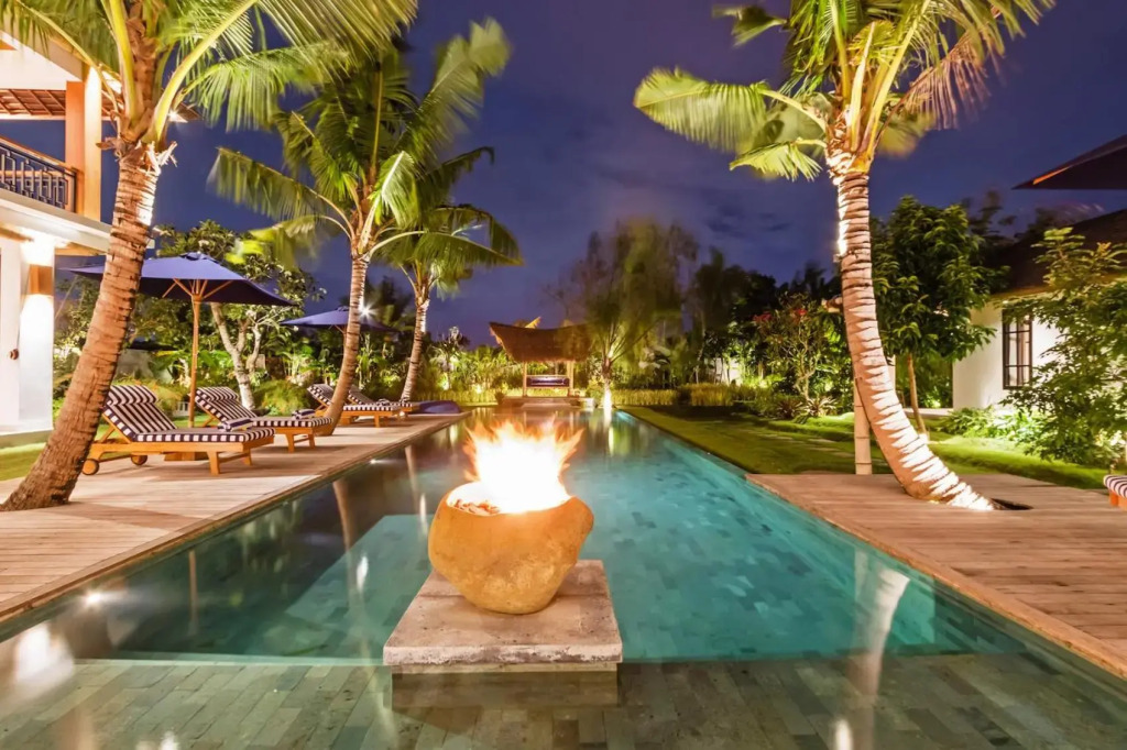 Heritage Villa, Ultimate 6 bed, 20 meter pool 700 metre from beach