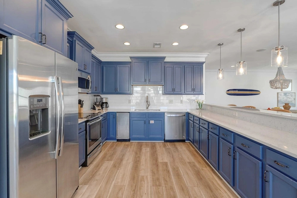 Sleeps 20, Private Pool, Putting Green, Walk to Beach Vitamin Sea by Avantstay