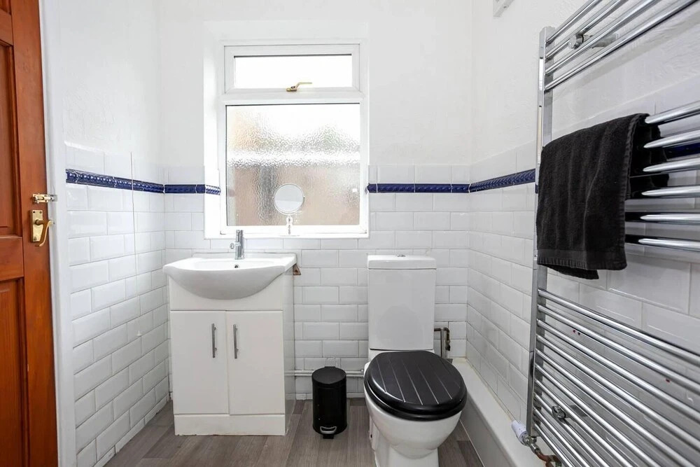 4 Bed House, Sleeps 9, Free Parking
