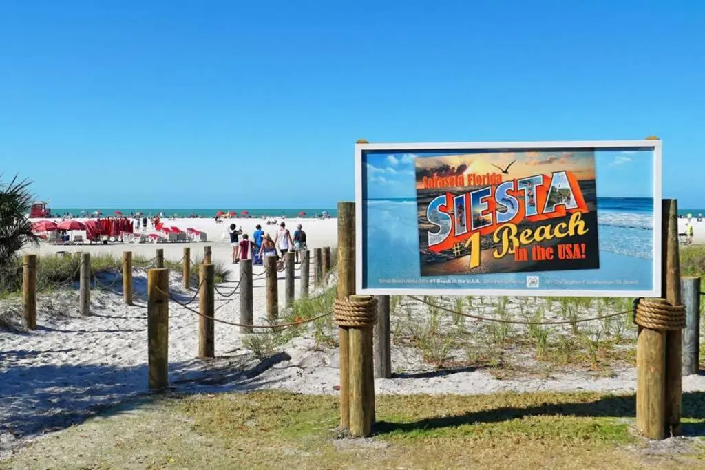 Siesta Key Village-Suite #4: A block to the Beach