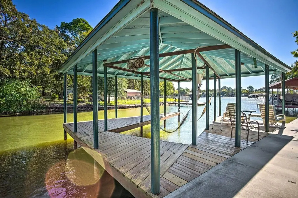 Cedar Creek Lake Home: Private Dock & Hot Tub