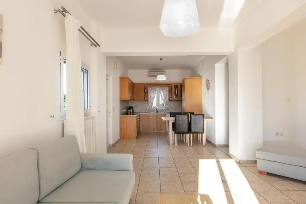 7 bedroom villa with pool, 700m from the beach