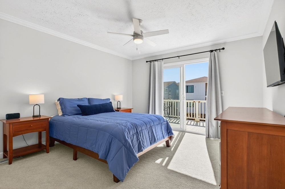 Luna By The Sea / 238 Brunswick Ave West 3 Bedroom Home