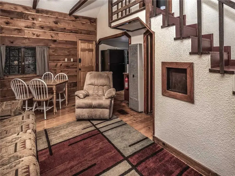 Bear Bones, 2 Bedrooms, Front Porch, Midtown, Sleeps 4