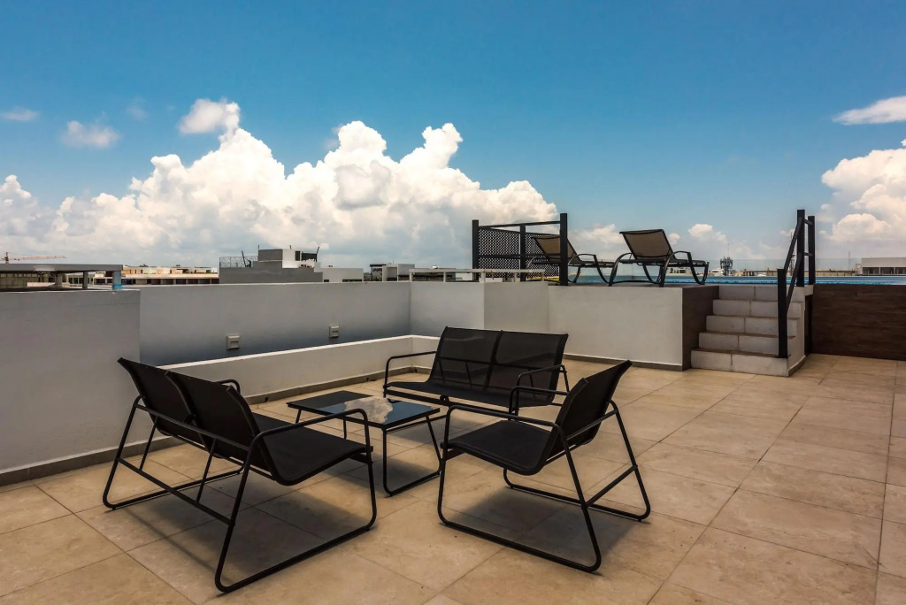 Splash Pool, Rooftop Terrace, Patio, Beach 4 Blks
