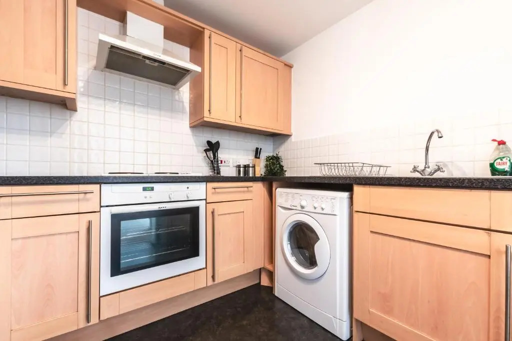 BEST PRICE! LARGE SPACIOUS 2 BED APARTMENT - King Size or Single Beds, Sofabeds, Smart TVs, FREE PARKING
