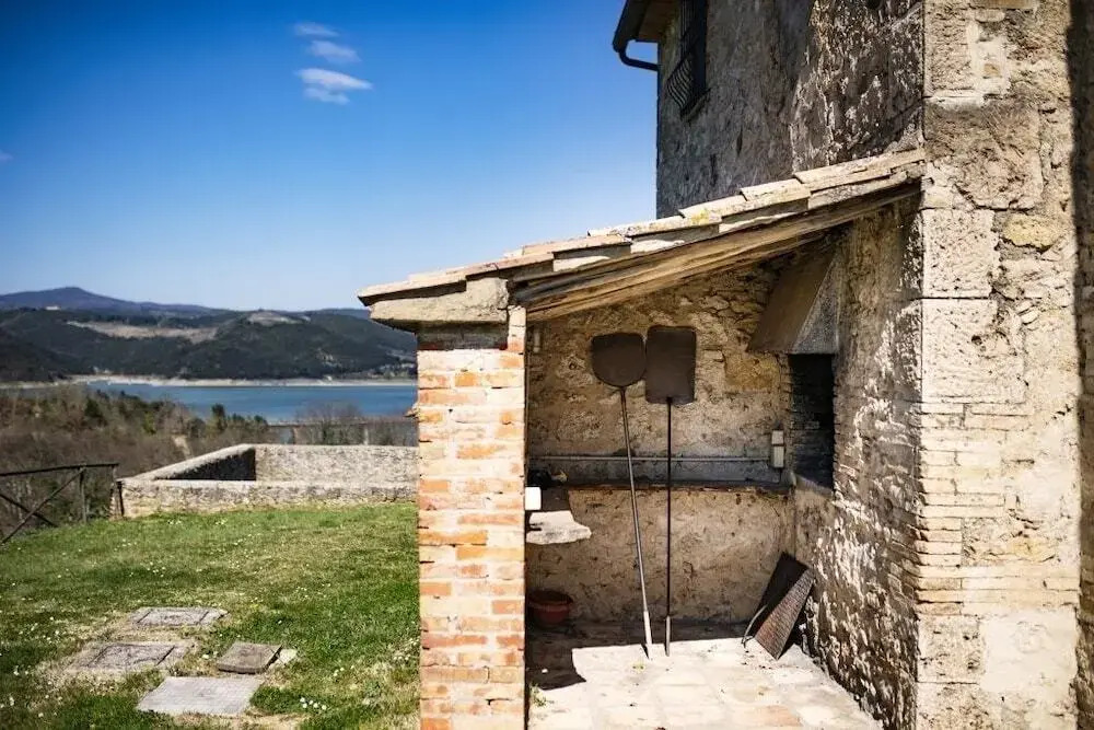 SCAPPO IN UMBRIA, casale al lago