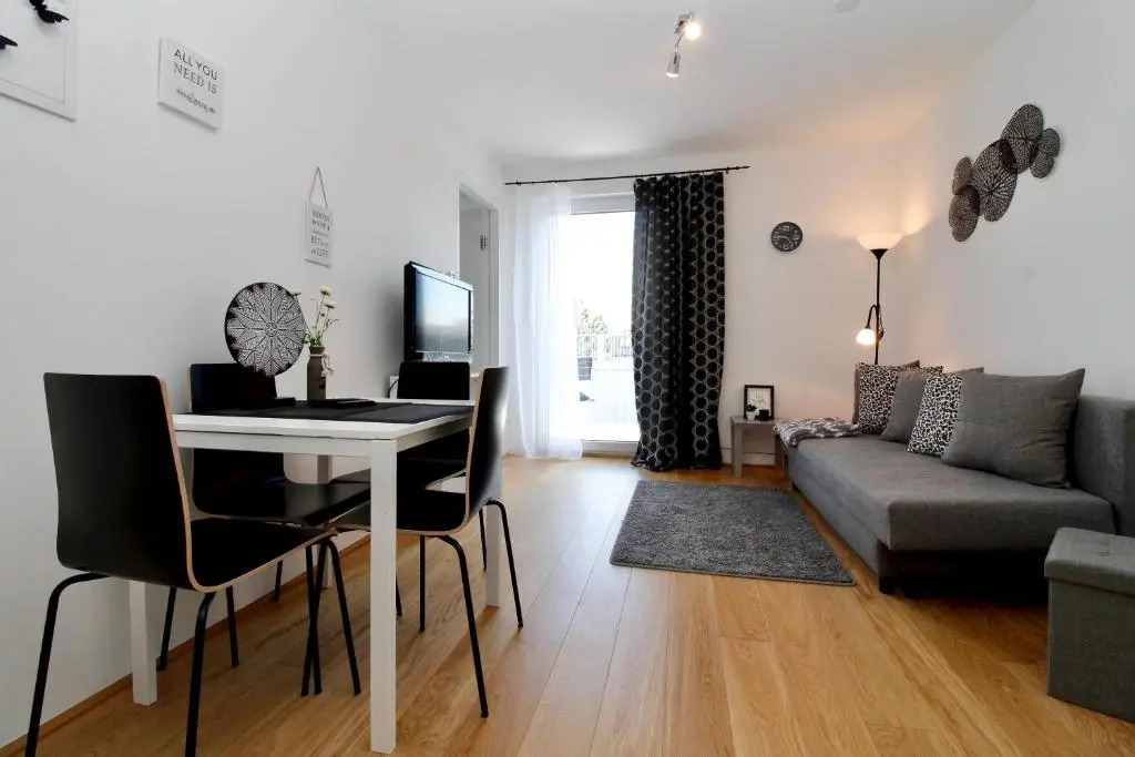 Modern Balcony Apartment with Pool close to Lake in "Donaustadt"