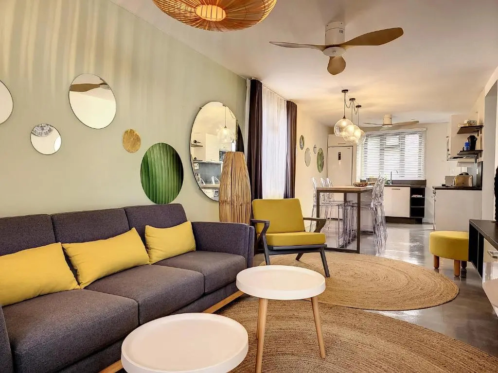Sunkissed - Brand New Beach apartment located 50m from beach